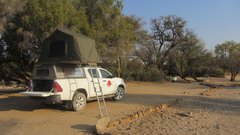 Spanje v šotoru na vrhu avtomobila bo navdušilo tudi najmlajše, v Namibiji namreč dopustuje tudi veliko nemških družin.