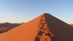 Veličastne peščene sipine Namiba, ki jih osvetli jutranje sonce.