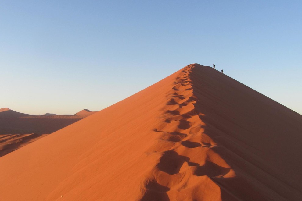 Veličastne peščene sipine Namiba, ki jih osvetli jutranje sonce.