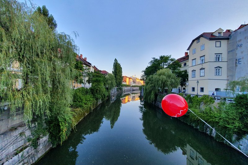 Ste se morda vprašali, zakaj so naša mesta zjutraj preplavili rdeči baloni? (foto: Blitz Slovenija)