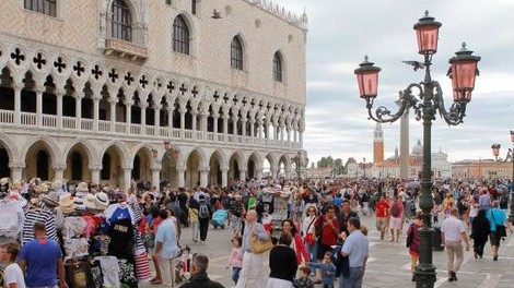 Kadilcem se obetajo težki časi: Benetke želijo prepovedati kajenje na Markovem trgu