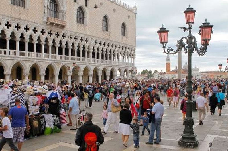 Kadilcem se obetajo težki časi: Benetke želijo prepovedati kajenje na Markovem trgu (foto: STA)