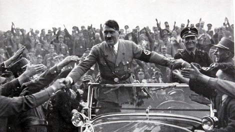 V kleti francoskega senata našli Hitlerjev doprsni kip, preiskava v teku