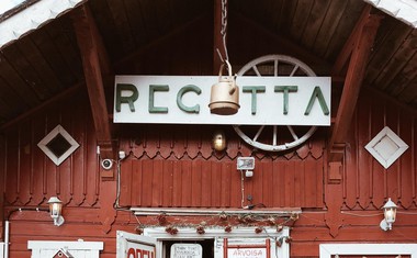 Znamenita kavarna Regatta. Tradicionalna rdeča koča, ki je bila zgrajena leta 1887 in sprva v lasti slavne kavarniške družine Paulig, prinaša delček finskega podeželja v strogo središče mesta. Dober sloves je dobila po cimetovih zavitkih, piti in zunanjem žaru, na katerem si lahko sami spečete dobrote.