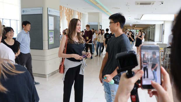 Angelina Jolie spremlja sina Maddoxa na fakulteto. (foto: Profimedia)