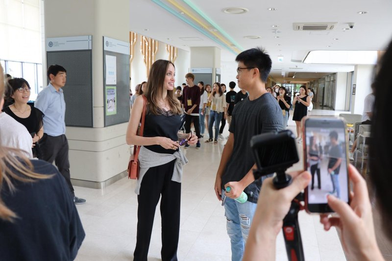 Angelina Jolie spremlja sina Maddoxa na fakulteto. (foto: Profimedia)
