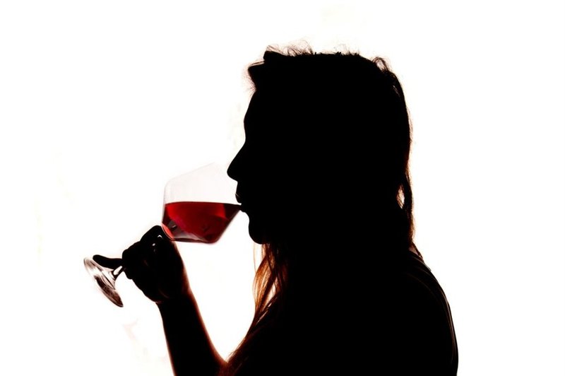 "Ne drži, da je v času nosečnosti dobro spiti kozarec rdečega vina!" (foto: profimedia)