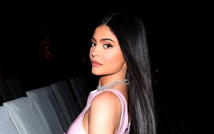 Kylie Jenner predstavila novo kolekcijo in navdušila s svojimi kipečimi oblinami