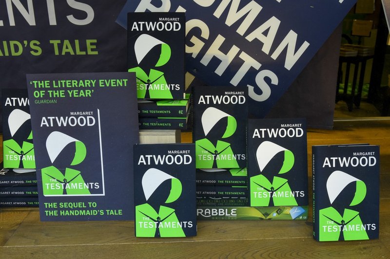 Novi roman Margaret Atwood v eni od knjigarn označen kot dobitnik bookerja (foto: profimedia)