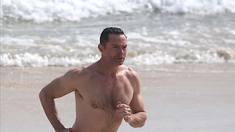 Hugh Jackman v top formi na plaži