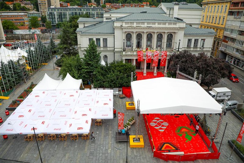 Pogled iz zraka na trg pred Narodnim gledališčem s prav posebno rdečo preprogo narejeno za jubilejni 25. SFF. (foto: Foto: Sff)