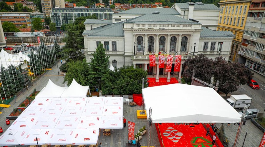 Pogled iz zraka na trg pred Narodnim gledališčem s prav posebno rdečo preprogo narejeno za jubilejni 25. SFF. (foto: Foto: Sff)