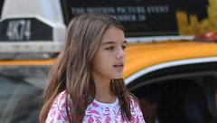 Suri Cruise doživlja same slabe novice, oče je noče videti že 11 let, njena mama Katie Holmes pa je zdaj razkrila pravo resnco!