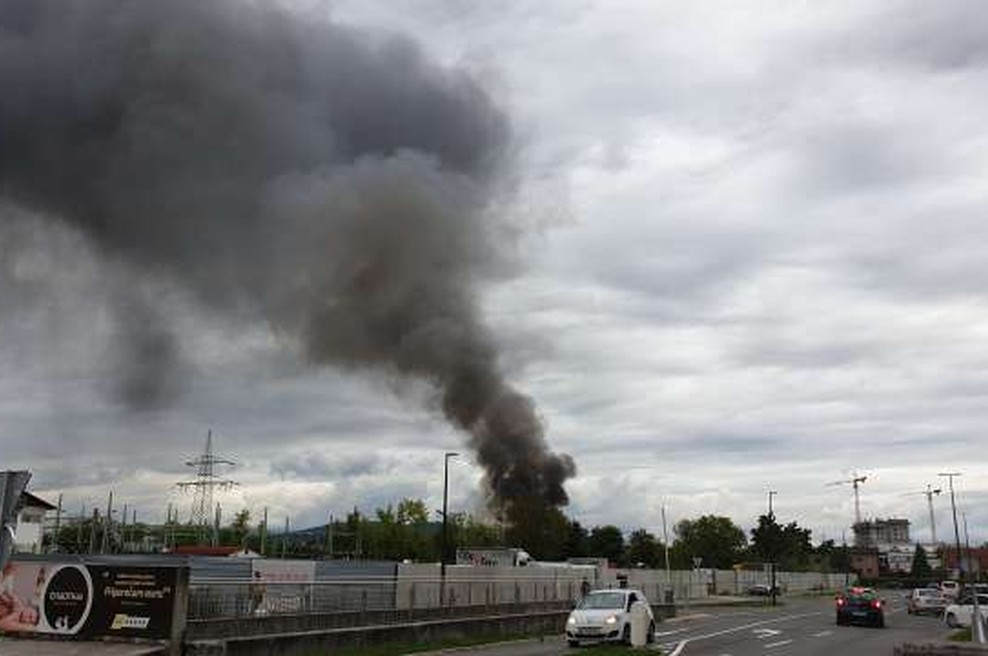 V požaru v Stegnah brez poškodovanih, gorele naj bi pnevmatike (foto: STA)