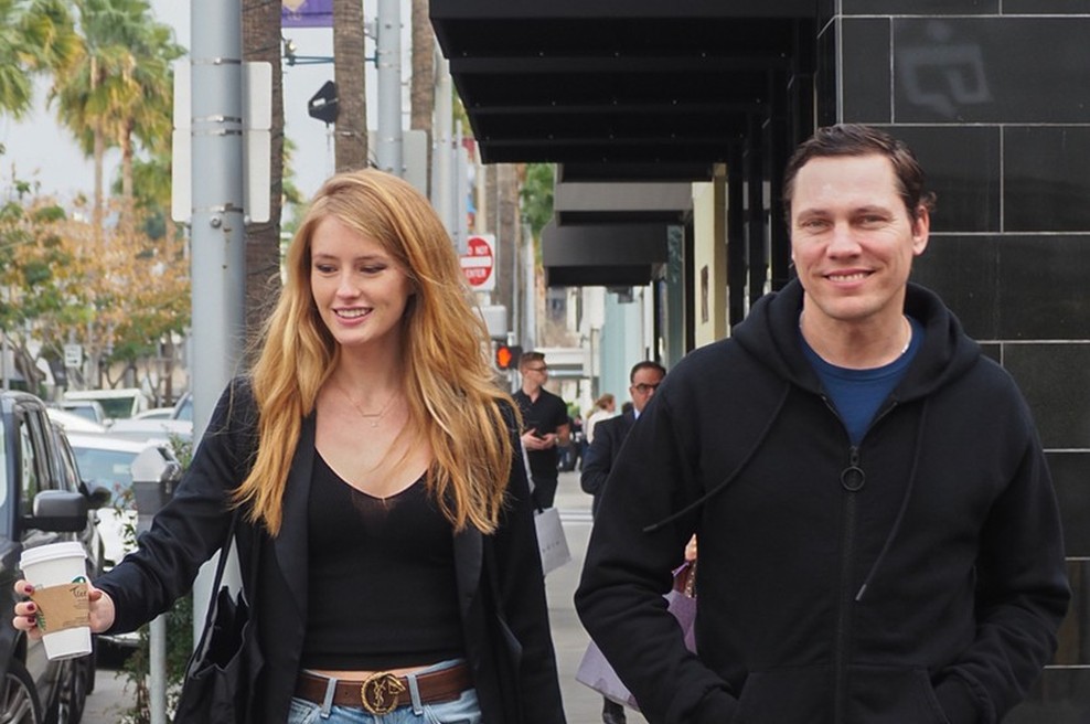 50-letni DJ Tiesto se je sredi puščave poročil s svojo čudovito izbranko! (foto: Profimedia)