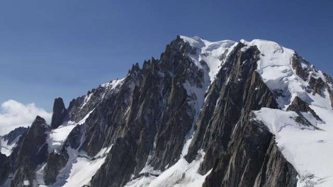 Ledenik na Mont Blancu bi se lahko odlomil, opozarjajo znanstveniki