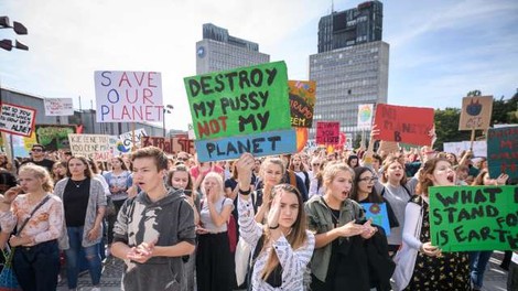 Več kot tisoč mladih v Ljubljani zahtevalo razglasitev podnebne krize