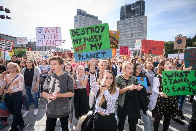 Več kot tisoč mladih v Ljubljani zahtevalo razglasitev podnebne krize (foto: Nebojša Tejić/STA)