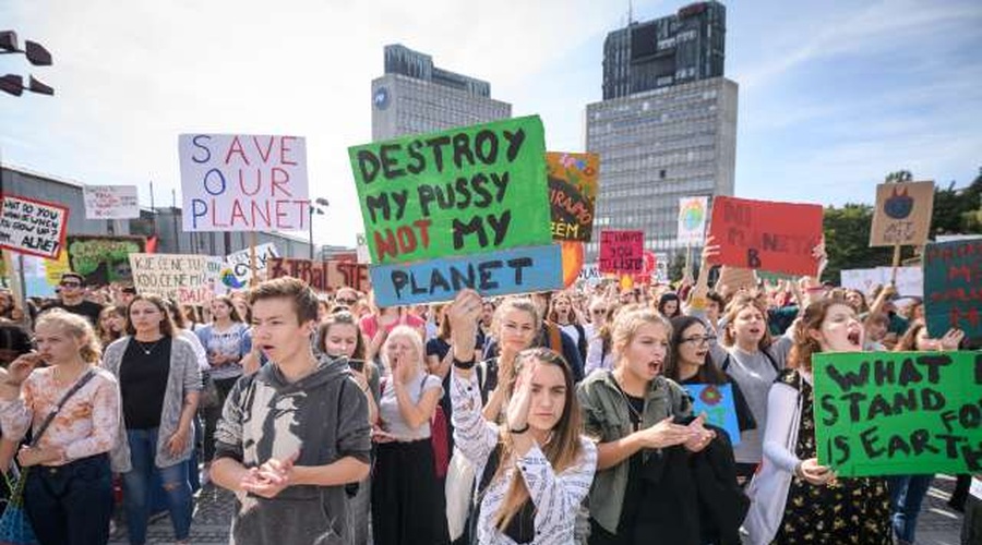 Več kot tisoč mladih v Ljubljani zahtevalo razglasitev podnebne krize (foto: Nebojša Tejić/STA)