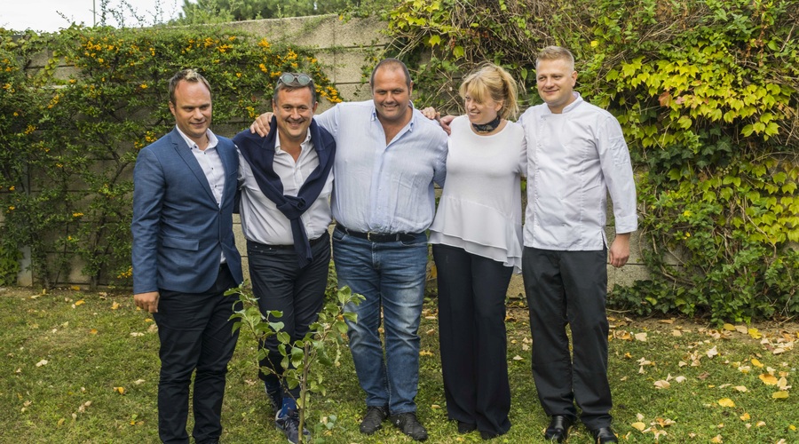 Akterji, ki sodelujejo v projektu Glocal Gourmet, so v Perlinem vrtu posadili jablano: z leve Martin Šabec, vodja hotela Perla, Emanuele Scarello in Bobo Cerea – gostujoča chefa, Barbara Miklavčič Velikonja, ravnateljica Biotehniške Šole ter Dalibor Janačković, vodja kuhinje v restavraciji Calypso. (foto: Erik Barič)