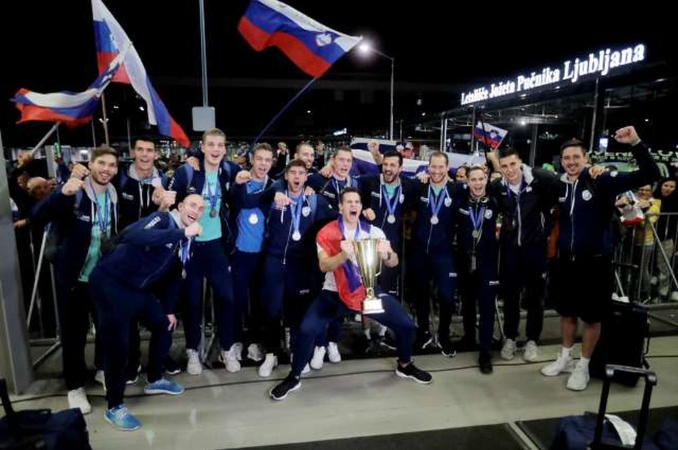 Najzvestejši navijači že na Brniku pričakali srebrne odbojkarje (foto: STA)