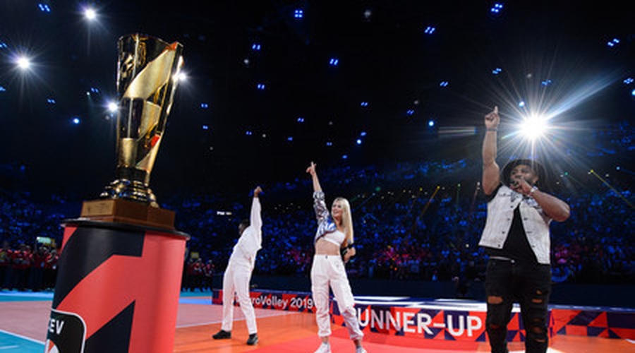 Eva Pavli po nastopu v Parizu odbojkarski reprezentanci in navijačem zapela tudi na Kongresnem trgu (foto: Promocijsko gradivo)
