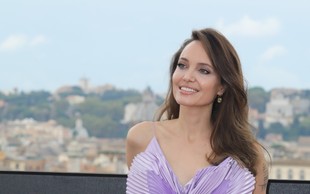 Angelina Jolie presenetila v vijolični barvi: Končno se je odpovedala večni črni!