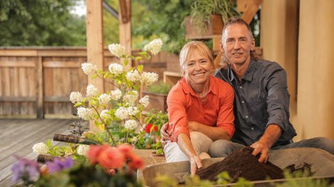 Metka in Frank Reiser v kompaniji z deževniki za zadovoljne rastline v lončkih!