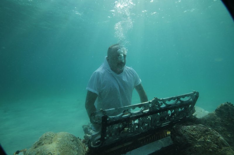 Tony Cetinski igra klavir, če je potrebno, tudi 10 metrov pod vodo (foto: Paolo Gentilini)