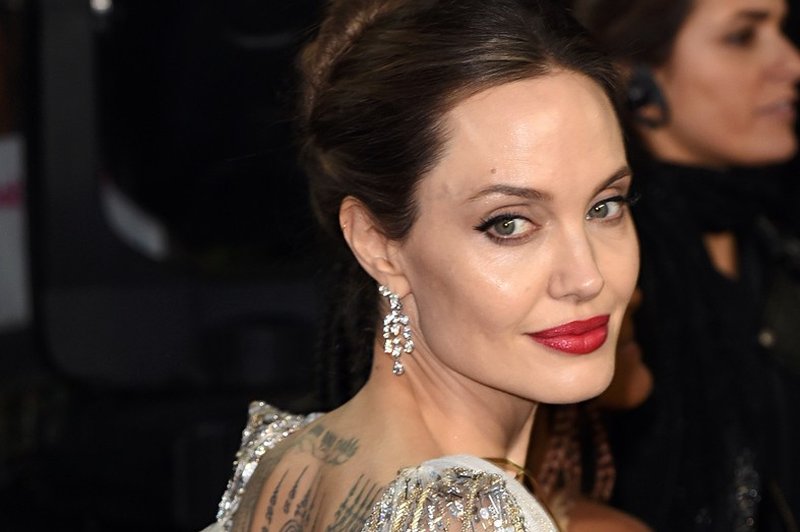 Angelina Jolie znova presenetila - tokrat s srebrno obleko (foto: Profimedia)