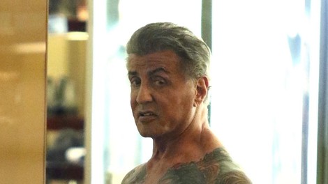 Sylvester Stallone kar v trgovini pokazal potetovirano telo