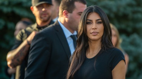 Kim Kardashian v hlačah, ki poudarjajo njene bujne obline