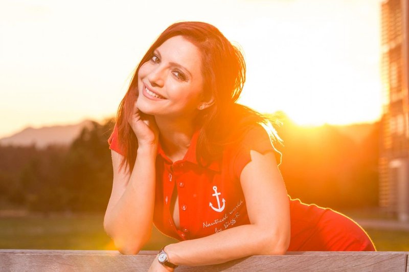 Tanja Žagar z živahno barvo las, s katero kar zažari: Se tudi vam zdijo za odtenek bolj rdeči? (foto: Matic Bajželj)