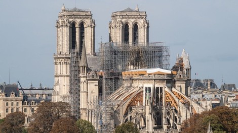 Za obnovo katedrale Notre-Dame zbrali skoraj milijardo evrov