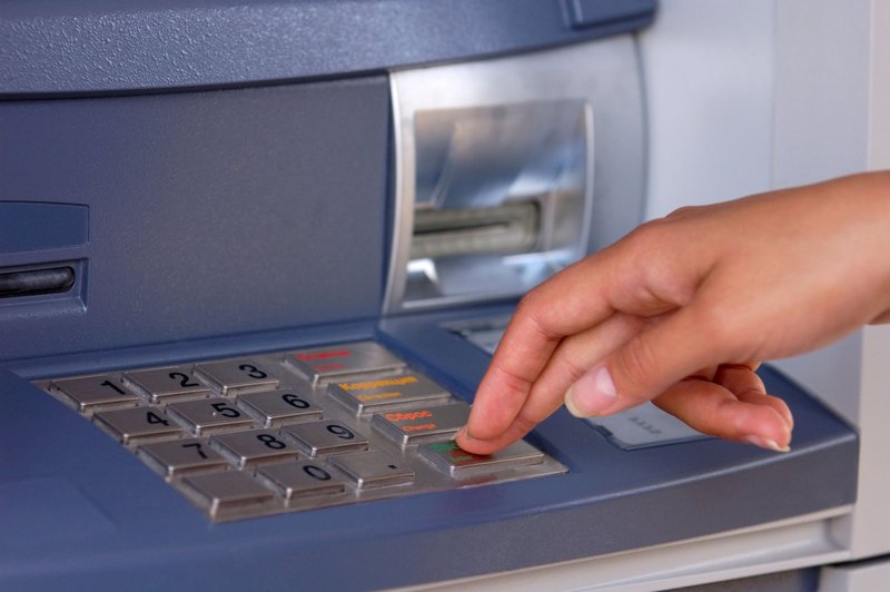 Pri enkratnem plačilu z brezstičnimi karticami PIN odslej ni več potreben za zneske do 25 evrov (foto: Profimedia)