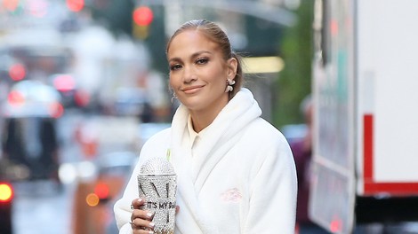 Jennifer Lopez ni mogla skriti velike buške na glavi
