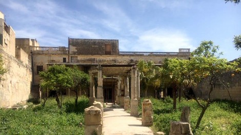 Malteška vlada kupila precej razpadajočo vilo britanske kraljice Elizabete II.; poglejte fotografije!