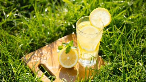 Kozarec vode z limono na dan odžene nevšečnosti stran!
