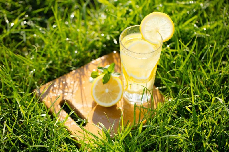 Kaj se zgodi z našim telesom, če vsak dan spijemo kozarec limonade? Učinki so zelo blagodejni! (foto: Profimedia)