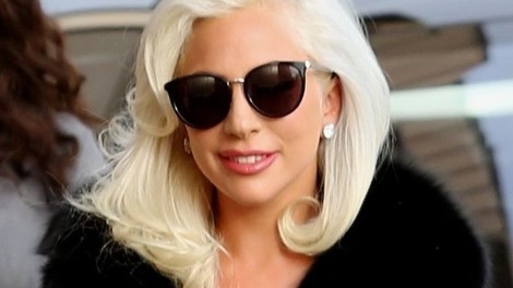 Poglejte sliko in ocenite, ali so oboževalci upravičeno v dilemi: Je Lady Gaga noseča ali se je le malce poredilla?
