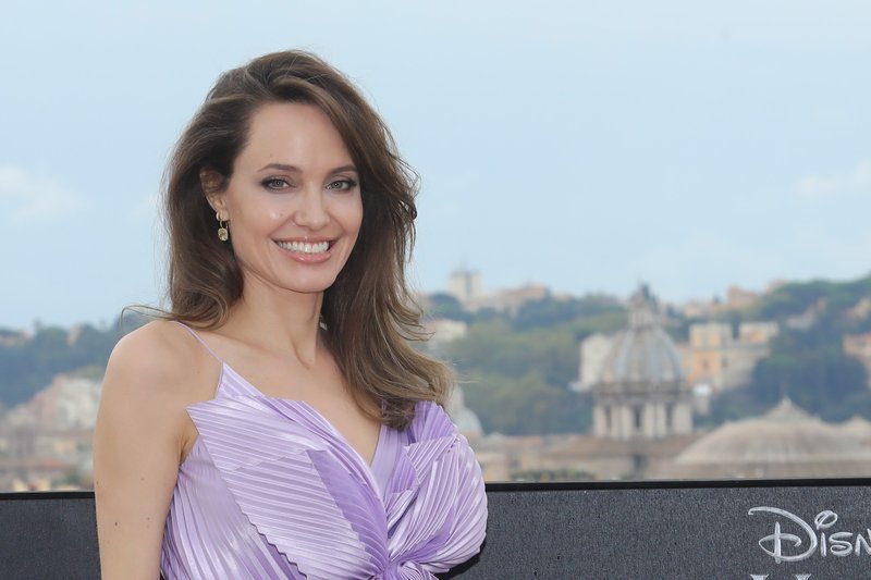 Kaaj?! Angelina Jolie več ni videti takole, povsem je spremenila svoj videz in s tem na rdeči preprogi presenetila vse!
