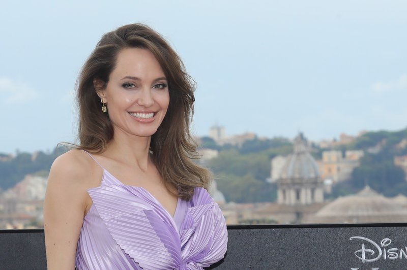 Angelina Jolie upa, da si je z operacijami uspela rešiti življenje (foto: Profimedia)