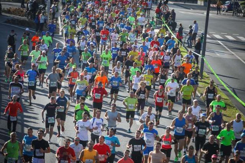 Na 24. ljubljanskem maratonu "padli" trije rekordi, prisostvovalo je 19.612 udeležencev (foto: Anže Malovrh/STA)