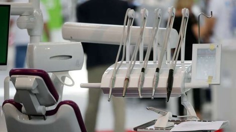 Nemški zobozdravnik pacienta odrešil muk: Izpulil mu je najdaljši zob na svetu!