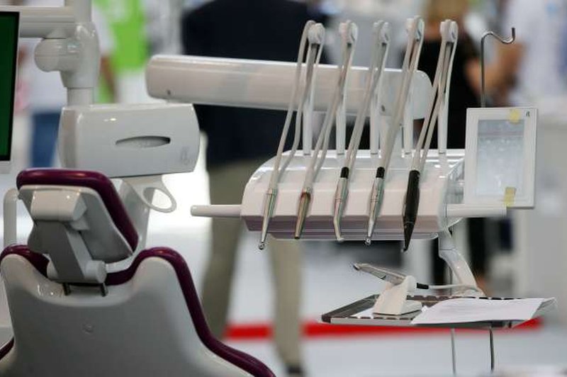 Nemški zobozdravnik pacienta odrešil muk: Izpulil mu je najdaljši zob na svetu! (foto: STA)