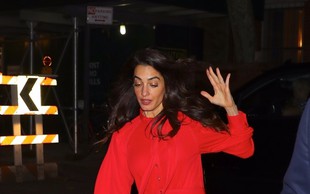 Amal Clooney v čudoviti rdeči obleki skoraj padla sredi ulice