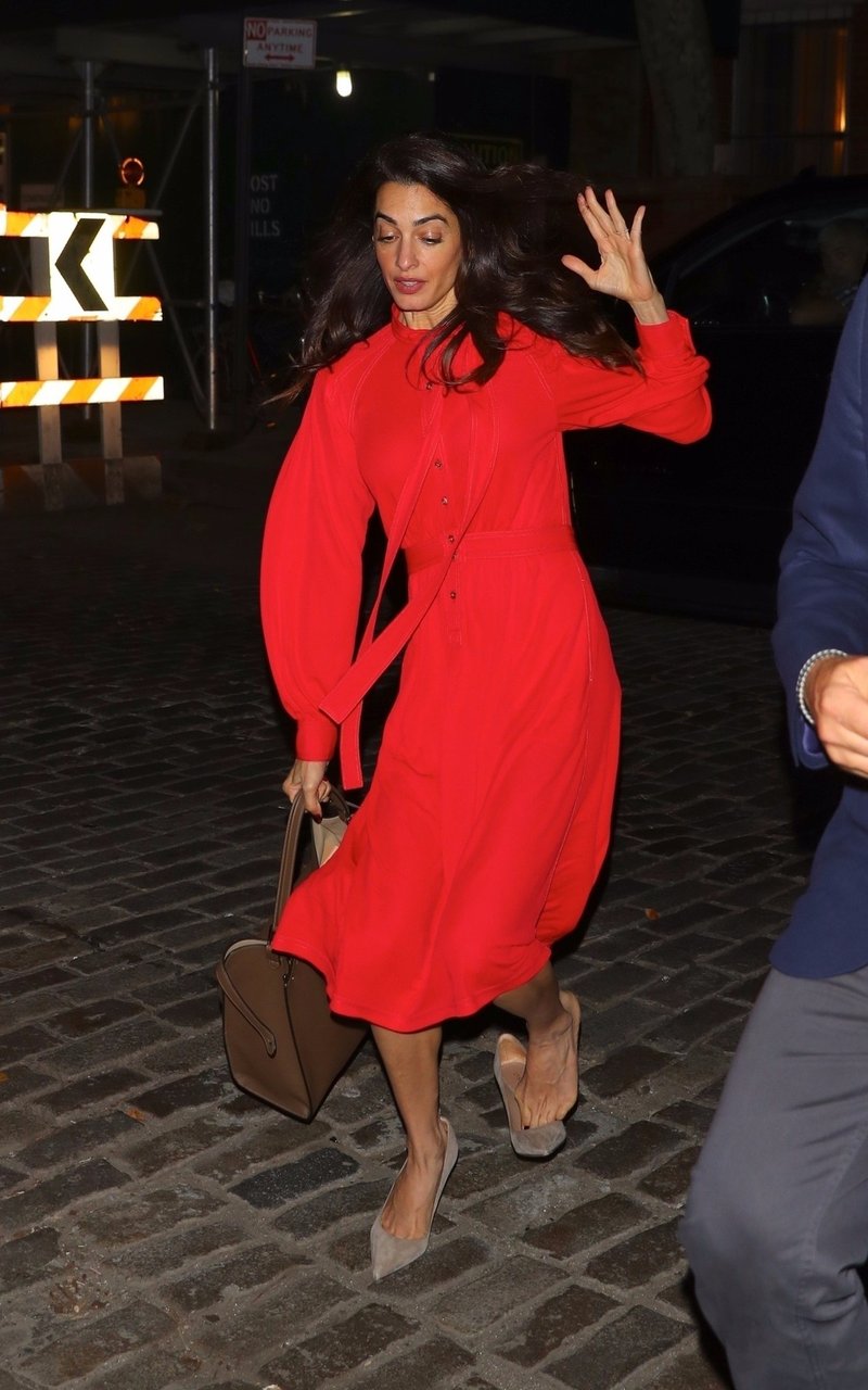 Amal Clooney v čudoviti rdeči obleki skoraj padla sredi ulice (foto: Profimedia)