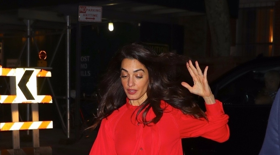 Amal Clooney v čudoviti rdeči obleki skoraj padla sredi ulice (foto: Profimedia)