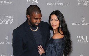Kim Kardashian in Kanye West z družinsko sliko vsem zaželela lep božič