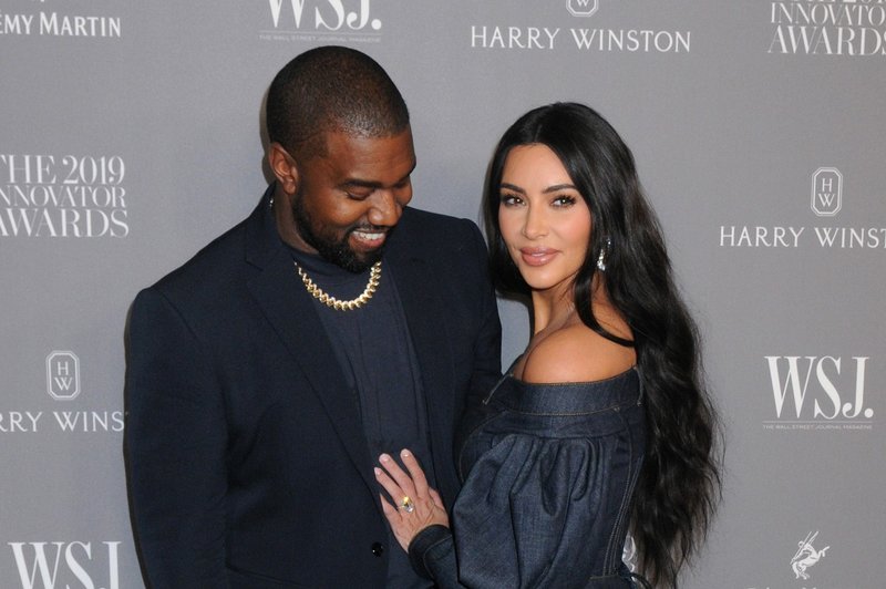 Kim Kardashian in Kanye West z družinsko sliko vsem zaželela lep božič (foto: Profimedia)